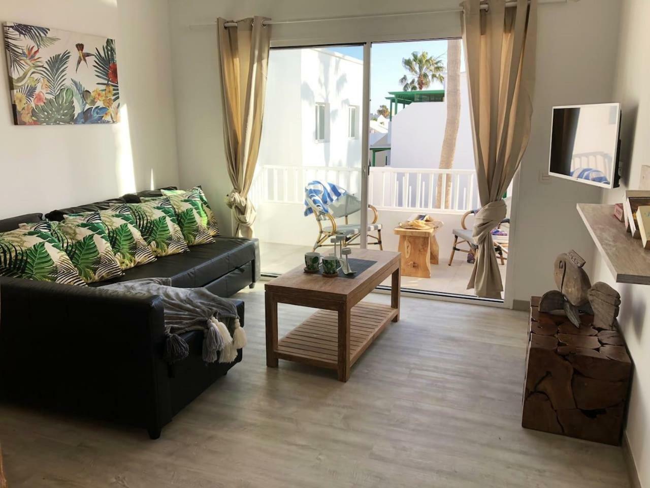Apartmán Sea Breeze With Shared Pool And Near The Beach Costa Teguise Exteriér fotografie